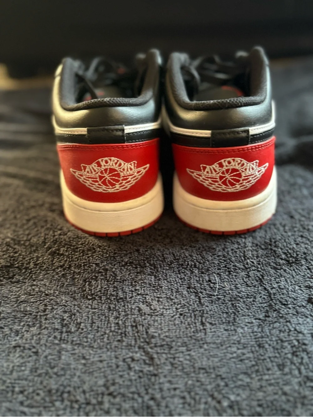 Jordan Low-Top Sneakers in Black/Red/White